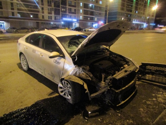 Пьяный водитель на автомобиле такси врезался в столб в Ижевске