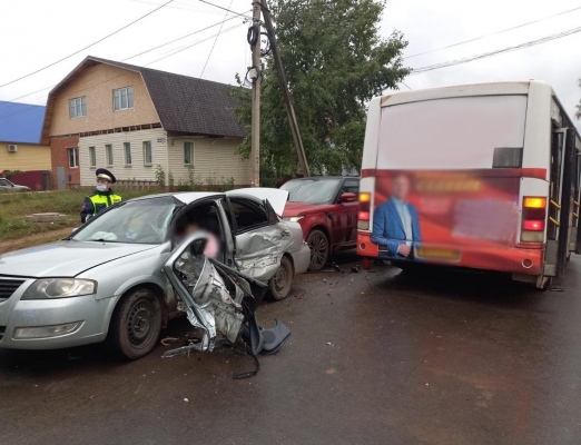Женщина-водитель погибла в столкновении трех транспортных средств в Воткинске