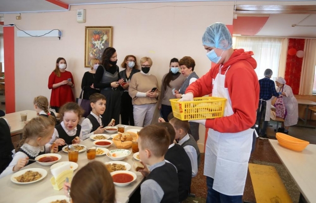 Качество горячего питания в школе №93 Ижевска проверили представители мэрии и общественники