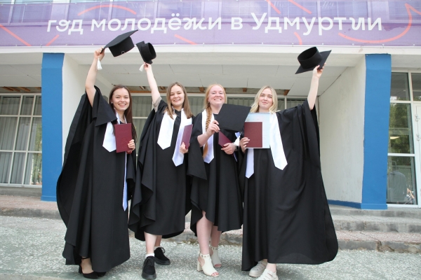Выпускникам ИжГТУ имени М. Т. Калашникова вручили дипломы с отличием