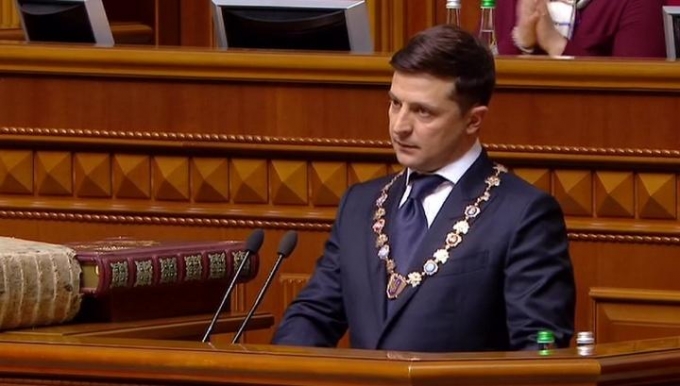 Во время инаугурации новый президент Украины распустил Верховную раду