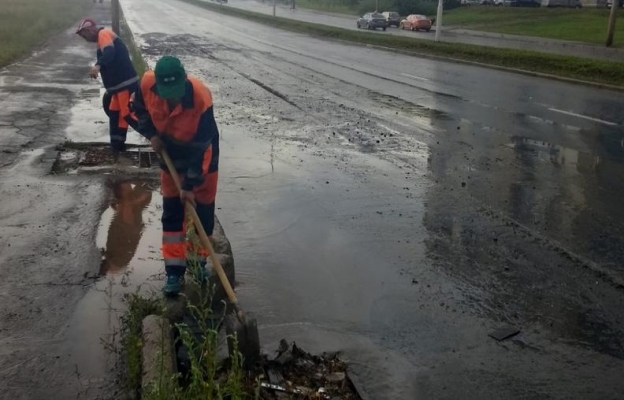 Дорожники устраняют последствия дождей в Ижевске
