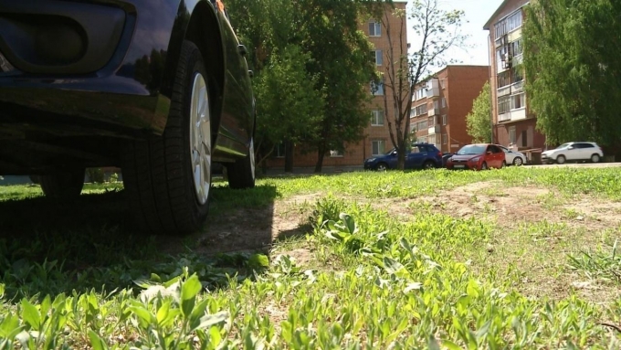 За парковку на газонах в Ижевске в текущем году составили более тысячи протоколов 