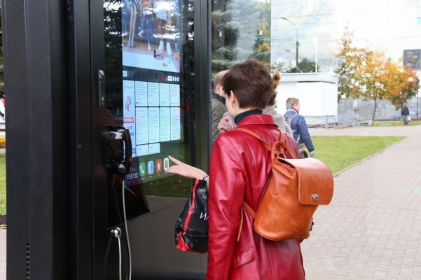 На «умных» остановках в Ижевске установили городские смартфоны