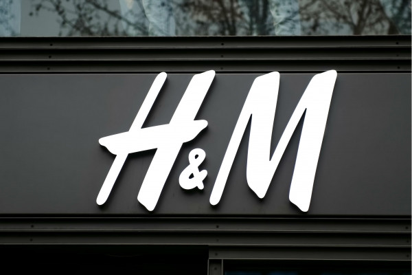 Сеть магазинов H&M приостановила работу в России