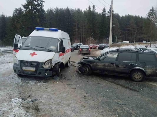 Иномарка столкнулась с автомобилем скорой помощи в Ижевске