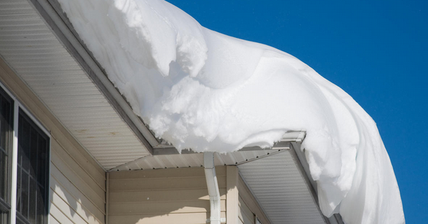 ​Управляющие компании и ТСЖ должны очистить крыши жилых домов от снега
