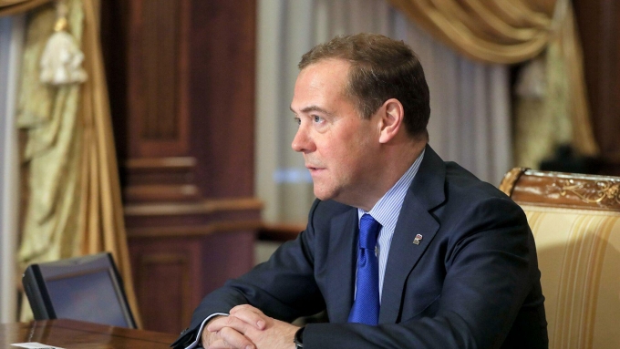 Дмитрий Медведев назвал глупым план Запада повлиять на власть России через бизнес