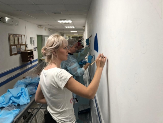 Художники-добровольцы украсили стены 2-й детской горбольницы Ижевска
