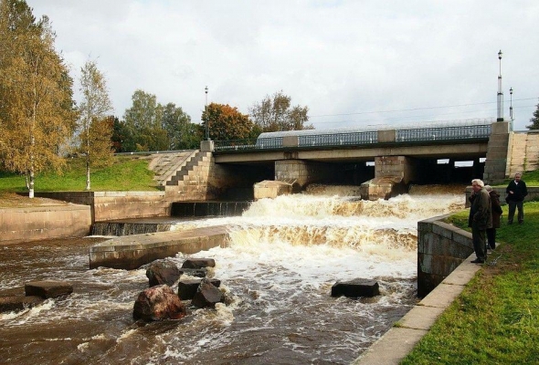 Уровень воды в Ижевском пруду достиг критической отметки, власти начали усиленный сброс  
