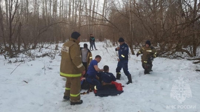 Спасатели в Глазове спасли двух детей из ледяного плена