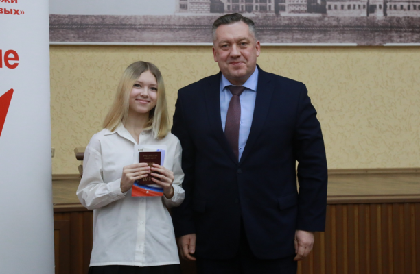 Глава Ижевска Дмитрий Чистяков вручил юным ижевчанам их первые паспорта