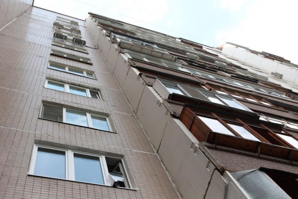 Перелезавшая через балкон пьяная женщина сорвалась с 13-го этажа в Ижевске