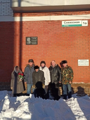 Памятную табличку установили на доме в Ижевске, где жил оружейник Юрий Александров