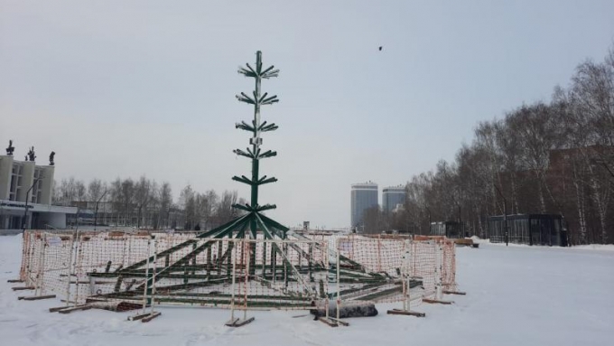 В Ижевске начали устанавливать главную новогоднюю ёлку