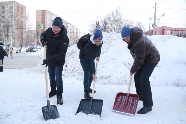 Сотрудники Администрации Ижевска расчистили городские тротуары и пешеходные дорожки