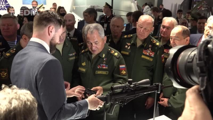 Министр обороны России Сергей Шойгу посетил демоцентр Концерна «Калашников»  
