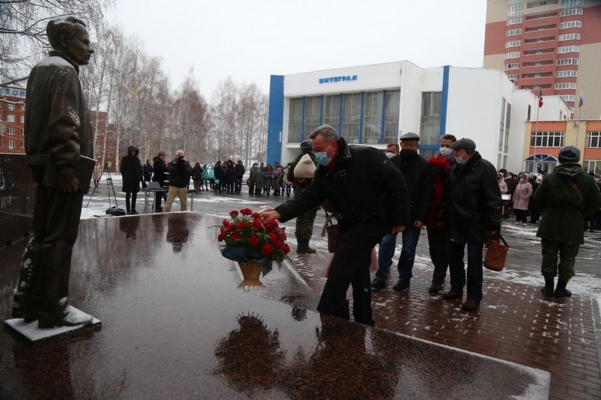 Студенты и преподаватели ИжГТУ почтили память Михаила Калашникова в день его рождения 