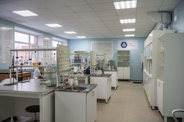 В Глазове при помощи ЧМЗ открыли новую учебную химическую лабораторию