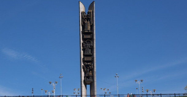 Монумент «Навеки с Россией» оградили из-за аварийного состояния букв на памятнике