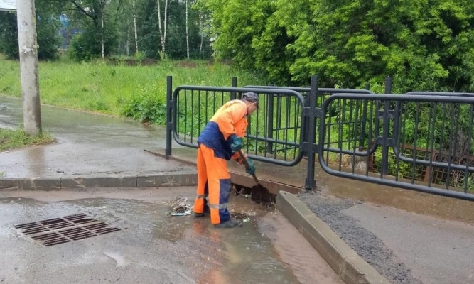 Дорожные службы Ижевска контролируют работу столичной канализации 
