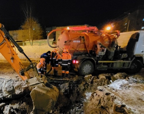 На устранение аварии трубопровода на улице Холмогорова в Ижевске нужно 5 дней 