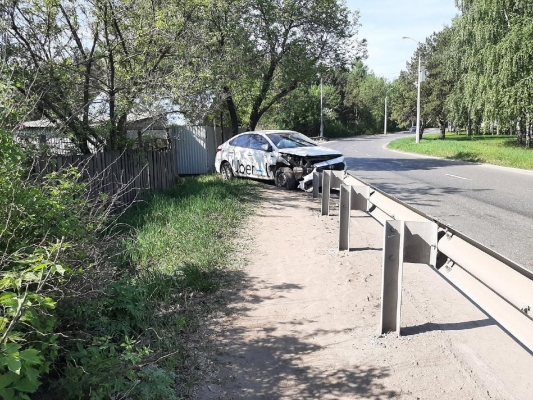 Автомобиль службы такси врезался в дорожное ограждение в Ижевске