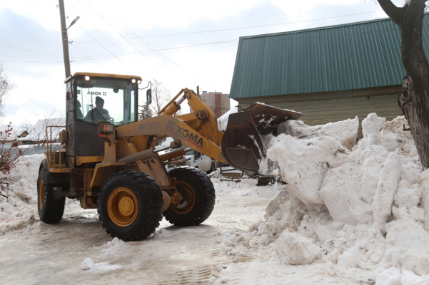 ​Из микрорайонов частного сектора в Ижевске начали вывозить снег