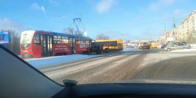 Трамвай столкнулся с внедорожником в Ижевске