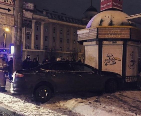Водитель иномарки врезался в ларек на остановке в Ижевске