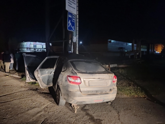 Смертельное ДТП в Удмуртии: пьяный водитель сбил опору теплотрассы, один человек погиб