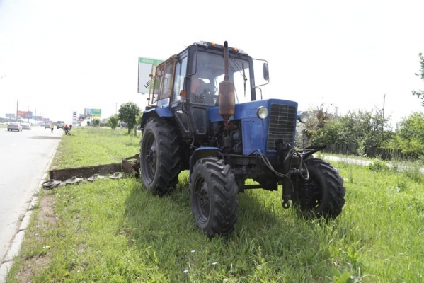 На покос травы вдоль улиц в Ижевске вышел трактор с косилкой