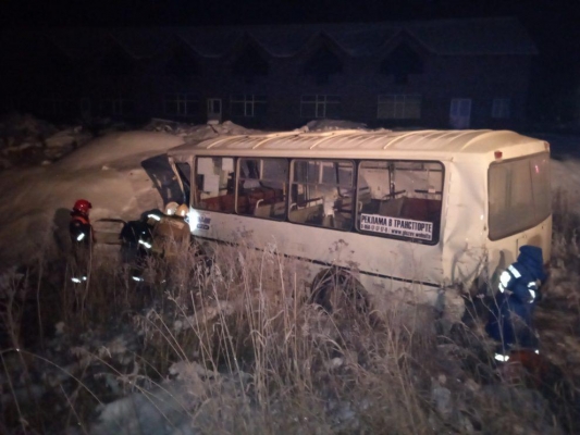 Автобус и грузовик столкнулись на одном из перекрестков в Глазове