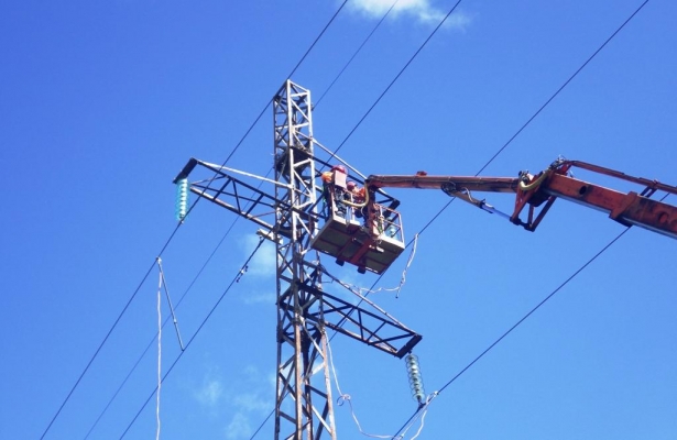 Энергетики починили порванные ветром электросети в пяти районах Удмуртии