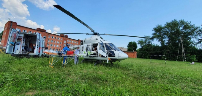 Ради спасения жизни новорожденного пилоты санавиации посадили вертолет в центре Ижевска