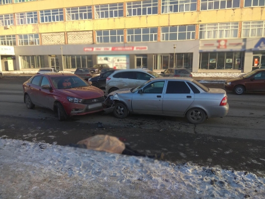 Молодой водитель в Ижевске насмерть сбил женщину и врезался во встречную машину