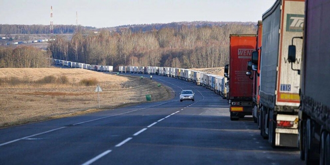 Производители продуктов просят не закрывать въезд в Россию грузовикам из Европы