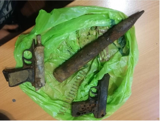 Снаряд от авиационной пушки и два пистолета нашли на улице в Ижевске