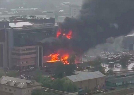 На западе Москвы горит бизнес-центр 