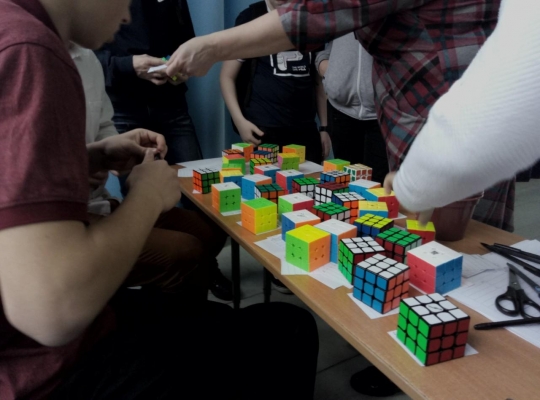 Школьники из Ижевска установили два национальных рекорда по скоростной сборке кубика Рубика
