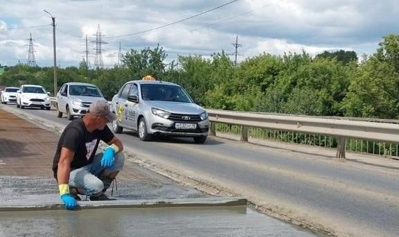 Игорь Асабин проверил ход ремонта моста через Большую Сарапулку: завершение работ намечено к 10 августа