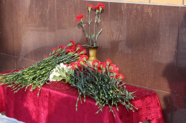 Память погибшего героя СВО увековечили на фасаде ижевской школы