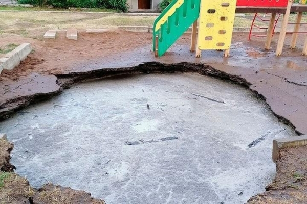 Провал глубиной 4 метра устраняют во дворе одного из домов по улице Гагарина в Ижевске