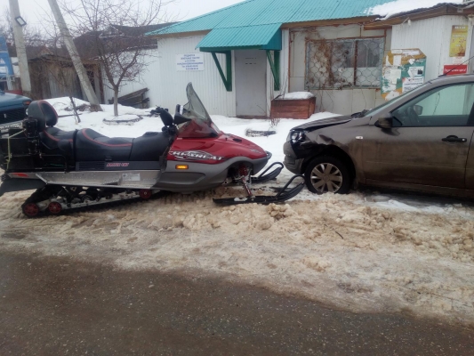 Женщина на снегоходе врезалась в припаркованный автомобиль в Удмуртии