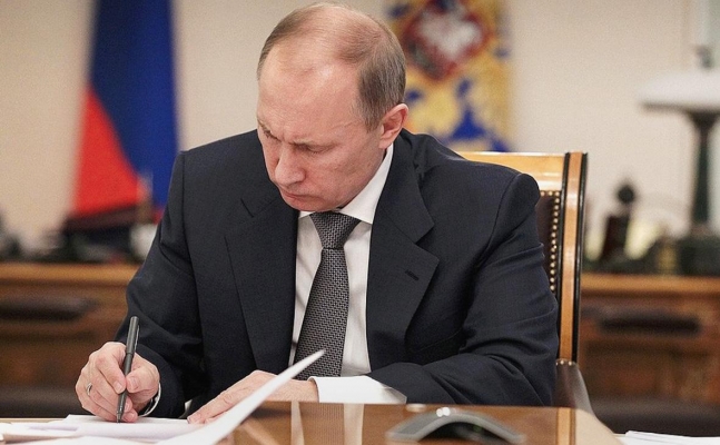 Владимир Путин подписал закон о повышении минимальной оплаты труда 