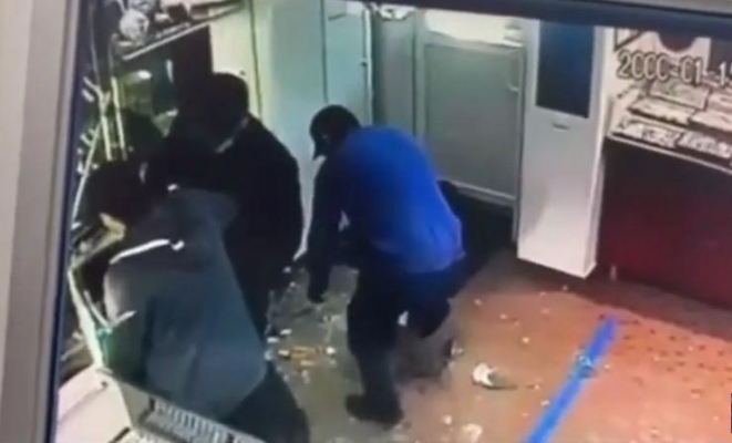 Трое мужчин в масках напали на охранника и ограбили ювелирный магазин в Ижевске