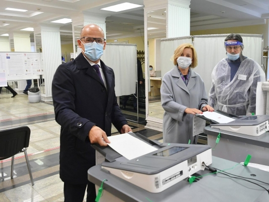 Александр Бречалов с супругой приняли участие в голосовании
