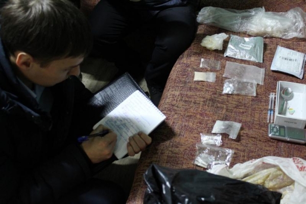 Ранее судимую женщину-юриста фирмы в Ижевске задержали за незаконное хранение наркотиков в крупном размере 
