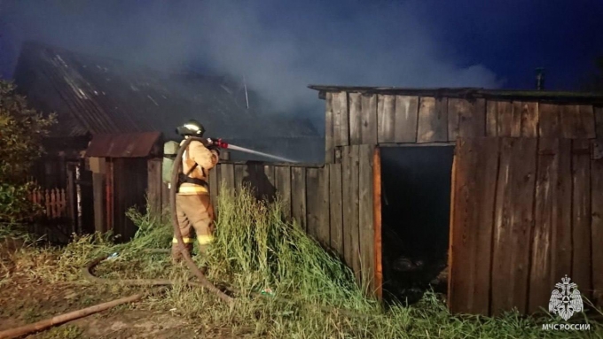Трагедия в Камбарке: пожар унёс жизнь мужчины, причины инцидента устанавливаются