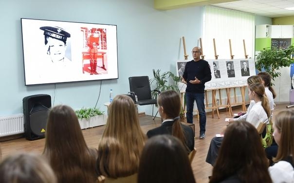 Александр Бречалов провел урок «Разговоры о важном» для воткинских школьников